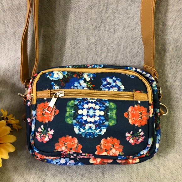 NWOT - Navy Floral Fanny Pack / Shoulder Bag - Picture 4 of 16